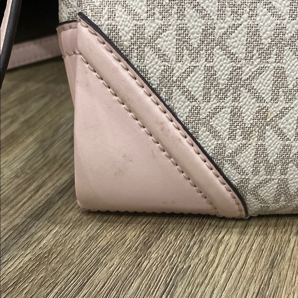 Michael Kors Pink and White Crossbody Bag with Gold Hardware - Picture 4 of 8